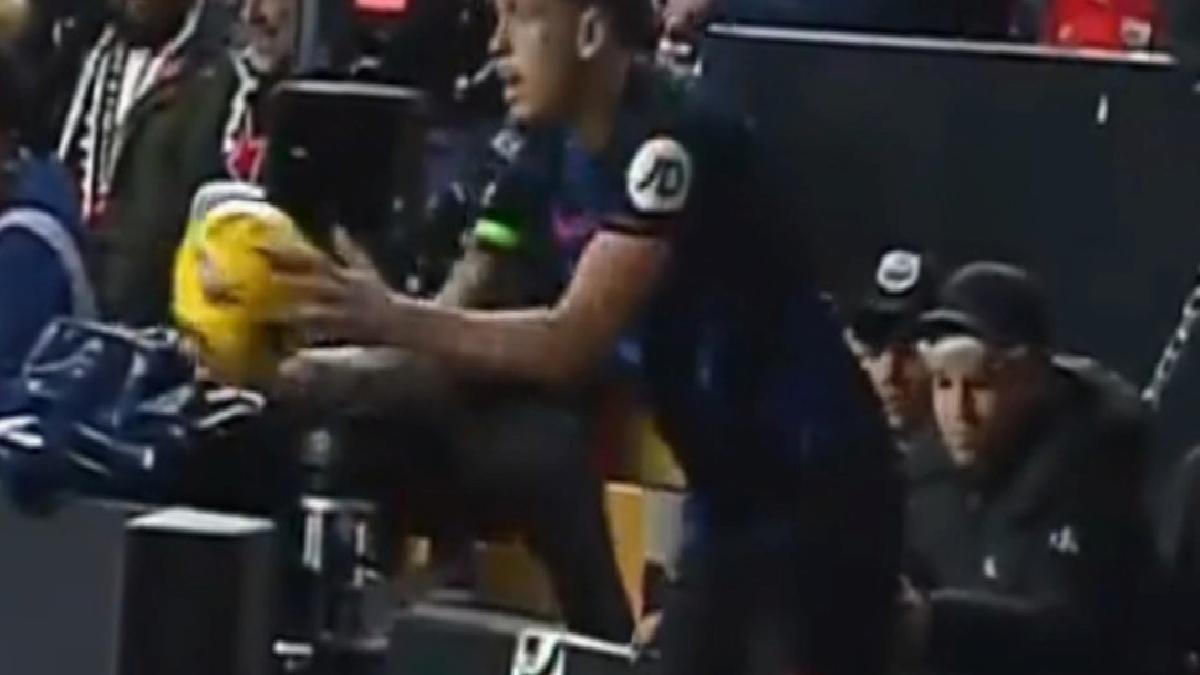 İspanya'da skandal olay: Taraftar taç kullanan futbolcuyu taciz etti