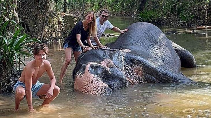 İvana Sert-Sezer Dermenci çiftinin tatil keyfi! Sri Lanka'da fil yıkama serüveni