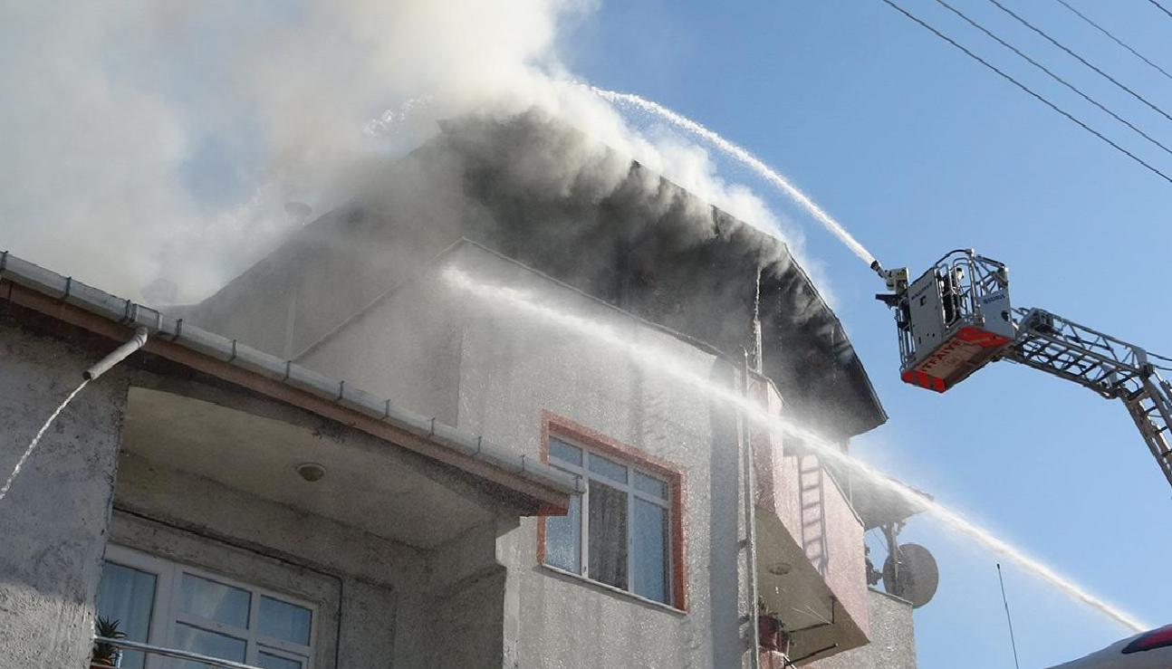 İzmit'te 3 katlı binada yangın! İlk görüntüler geldi