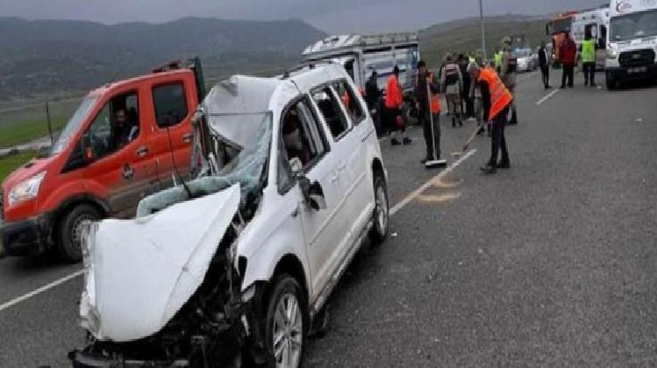 Kamyonet ile hafif ticari araç çarpıştı: 3 yaralı