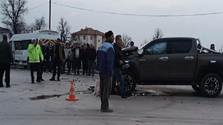 Konya'da okul servisi ile kamyonet çarpıştı: 11 yaralı