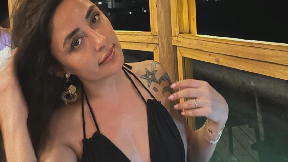 Melek Mosso'nun Maldivler pozu sosyal medyayı salladı! Sarı bikinisiyle dans etti