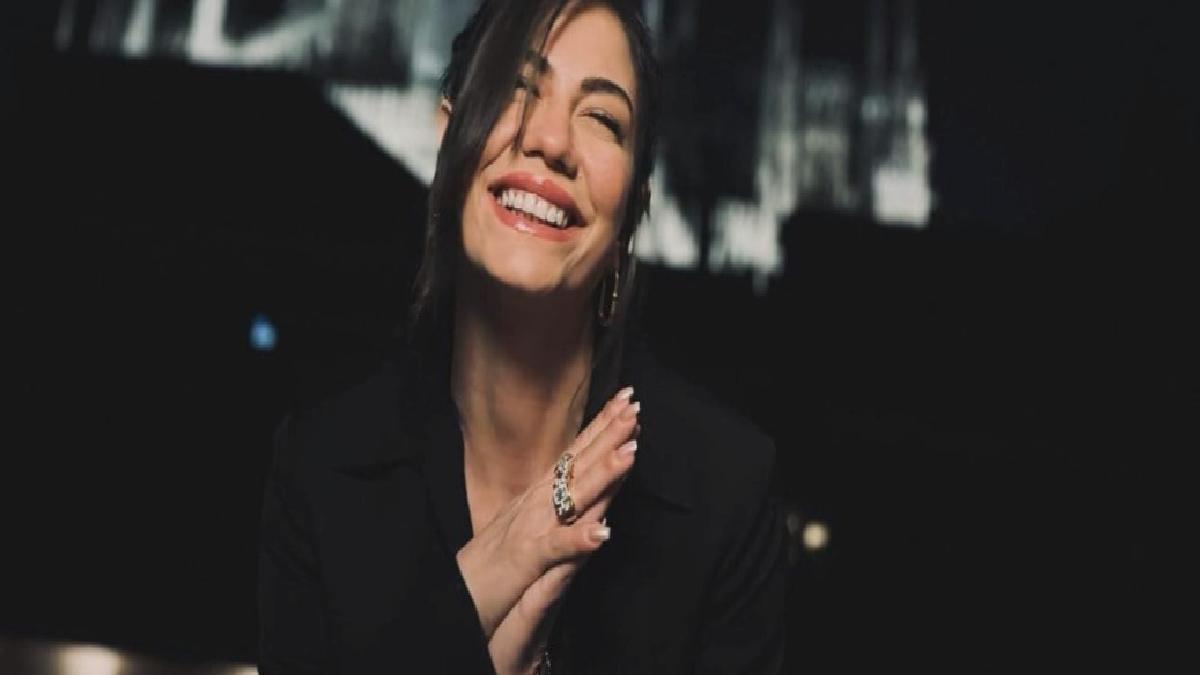 Oyuncu Demet Özdemir ceket modasına uydu! İçine hiçbir şey giymedi