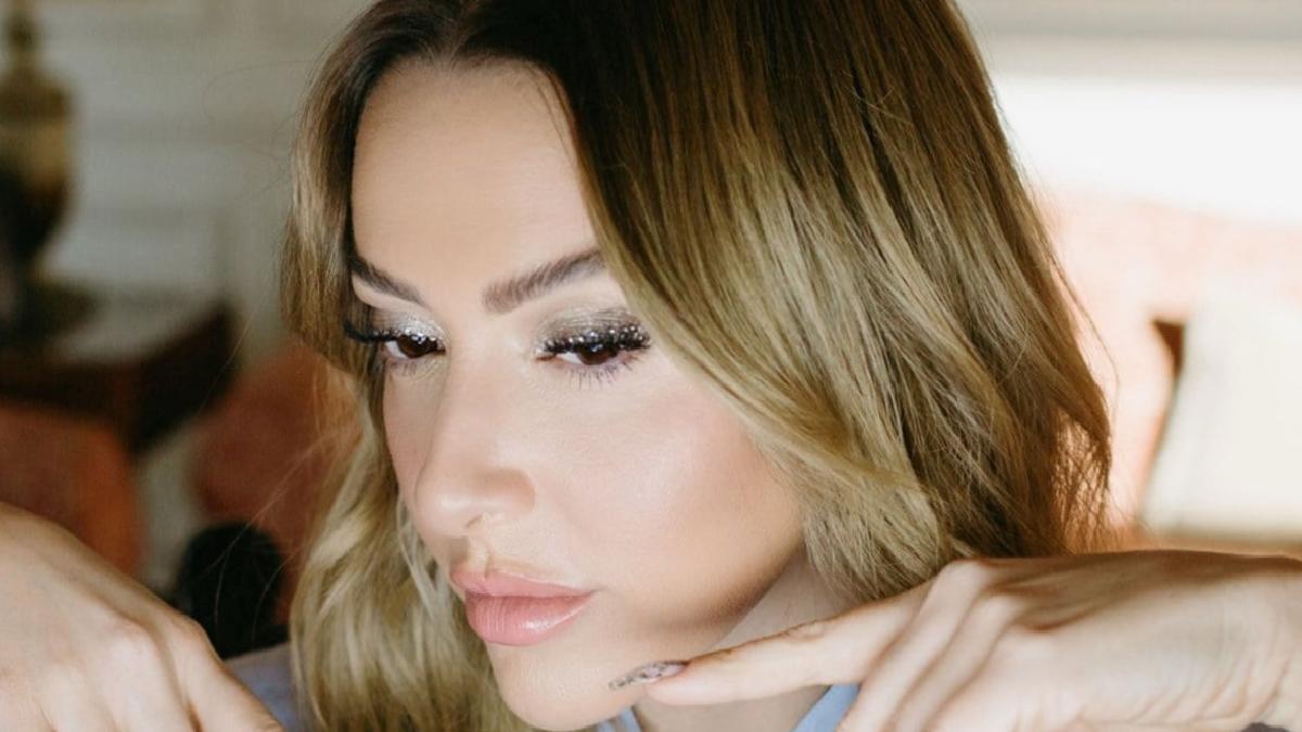 Şarkıcı Hadise, kendisinden 10 yaş küçük Mert Ayaydın'la aşk yaşıyor - Magazin - İRT HABER