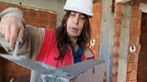 60 bin lira maaşla usta yok: Kadın müteahhit inşaatı bitirmeye çalışıyor!