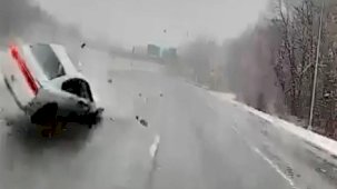 ABD'de ambulans, kaza yapan araçtan kıl payı kurtuldu