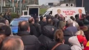 Adaylardan rahatsız olan CHP'lilerden İstanbul il binası önünde protesto