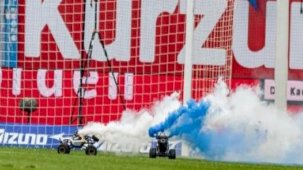 Almanya'da protestolar sürüyor! Sahaya uzaktan kumandalı araba girdi