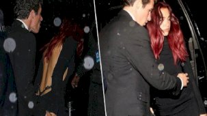 Araçtan iner inmez flaşlar patladı! Ünlü şarkıcı sevgilisiyle partide boy gösterdi