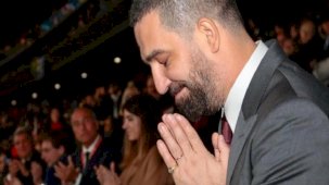 Arda Turan'dan eşi Aslı Doğan'a romantik kutlama: