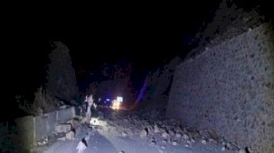 Artvin-Borçka karayolunda heyelan! Eski Bakan Faruk Çelik de yolda kaldı