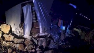 Artvin'de heyelan! Dev kaya parçaları TIR'ı devirdi