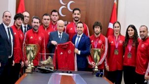 Bahçeli, şampiyon güreşçileri kabul etti