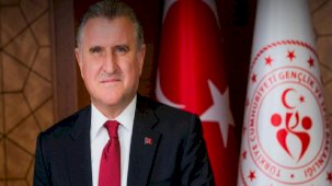 Bakan Bak, milli güreşçileri kutladı