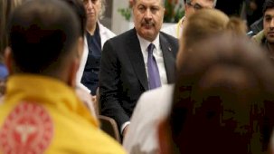 Bakan Koca Hatay'da sağlık çalışanlarıyla bir araya geldi