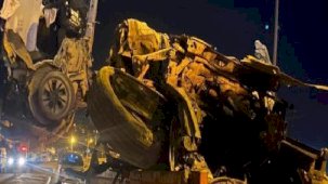 Beton direğe çarpan otomobil hurdaya döndü! 1 ağır yaralı