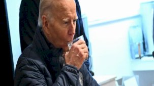 Biden, kimyasallardan etkilenen bölgede: Zehirli olmadığını göstermek için su içti