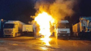 Bilecik'te TIR yangını! Park halindeyken alev alev yandı