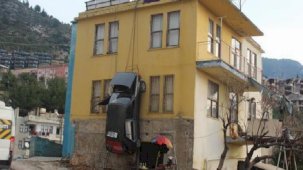 Böyle ceza görülmedi! Otomobilini evinin duvarına astı