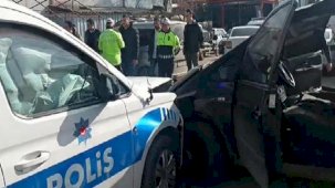 Bulgaristan plakalı otomobil, ekip aracına çarptı! 2 polis yaralandı