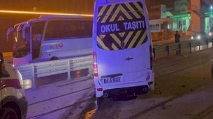 Bursa'da cipe çarpan servis minibüsü, tramvay hattına girdi: 8 yaralı