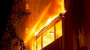 Çatı katında çıkan yangın büyüdü! 2 binaya daha sıçradı
