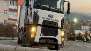 Çöp kamyonu elektrik direğine çarptı, işçiler son anda kurtuldu