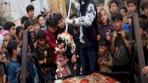 CZN Burak, savaş mağduru çocuklar için yemek yaptı