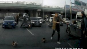 Dehşet anları! Otomobilin çarptığı motosikletli metrelerce sürüklendi