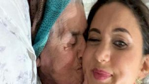 Depremin yıl dönümünde Hatay'ı ziyaret eden Karsu: Büyükannemin tabaklarını buldum