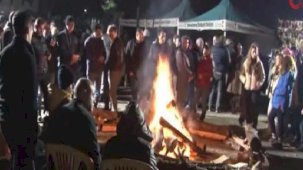 Depremzedeler Ebrar Sitesi'nin bulunduğu alanda yakınlarını andı! 'Herkesin acısı aynı'