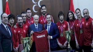 Devlet Bahçeli, TGF Başkanı Eroğlu ve güreş milli takımını kabul etti!