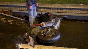 E-5 Karayolu'nda feci kaza! Bariyerlere çarpan motosikletin sürücüsü hayatını kaybetti