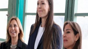 Eda Erdem Dündar, heykelini inceledi