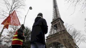 Fransa'daki Eyfel Kulesi grev nedeniyle ziyarete kapatıldı