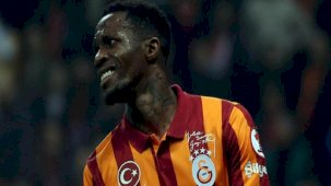 Galatasaray taraftarı, oyundan çıkan Wilfried Zaha'yı ıslıkladı