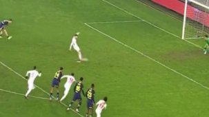 Gaziantep'te tartışmalı penaltı anı! Fenerbahçeli oyuncular ceza sahasına erken mi girdi?