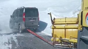 Hakkari'de kar yağışı etkili oldu: Araçta mahsur kalan 2 kişi kurtarıldı