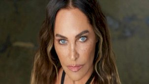 Hülya Avşar, adına gelen belgeyi imzalayan kuryeyi affetmedi!