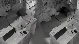 İlginç görüntü! Hırsız çalmaya çalıştığı kasanın altında kaldı