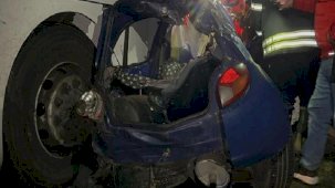 İzmir'de yolcu otobüsüyle çarpışan otomobil tanınmaz hale geldi: 1 ölü, 3 yaralı