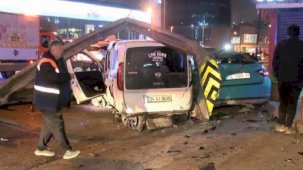 Kartal'da feci kaza! Hafif ticari araç önce bariyerlere sonra taksiye çarptı