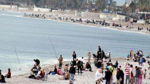 Kenti şiddetli sağanak vurmuştu! Güneşi gören sahile koştu