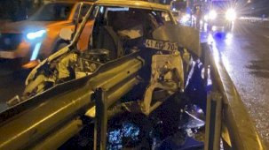 Korkunç kaza! Bariyerlere adeta 'ok' gibi saplandı