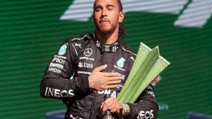 Lewis Hamilton direksiyona oturmadan Ferrari'yi uçurdu!