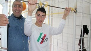 Ordu'da evine kurduğu fizik tedavi alanıyla bedensel engelli oğlunu yürüttü