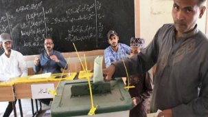 Pakistan’da halk sandık başında