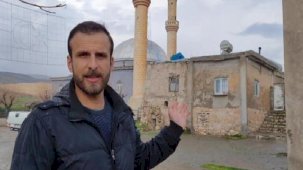 Siirt'te yıldırım minarenin üzerine düştü! Park halindeki araçlar zarar gördü