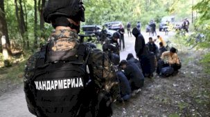 Sırbistan, göçmenleri yarı çıplak halde sınır dışı etmekle suçlanıyor