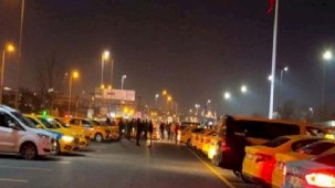 Taksiciler İzmir'de öldürülen meslektaşları için toplandı! 'Can güvenliğimiz için kabin istiyoruz'